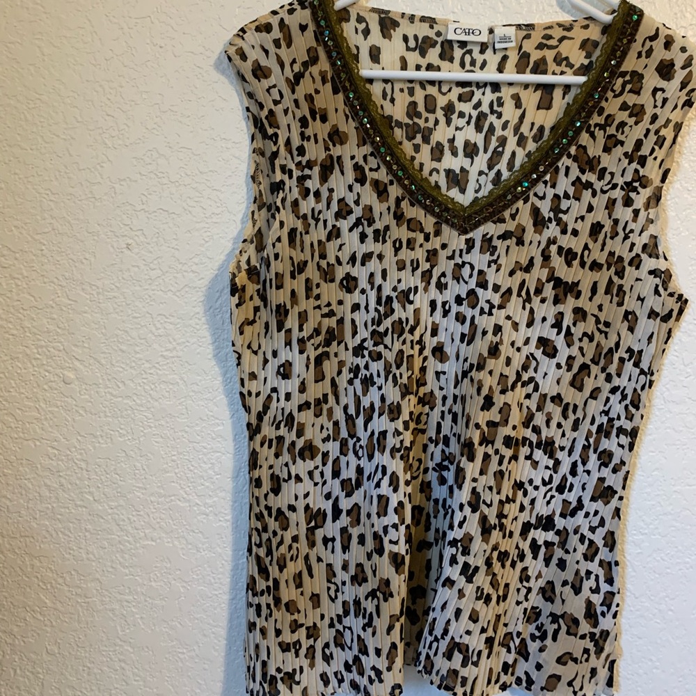 Beautiful tiger print blouse that will flatter anyone who wears it. Size L